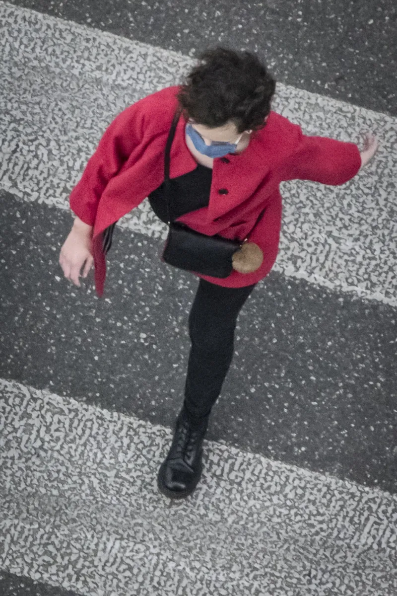 Vertical monochrome field in gray tones, with restrained contrast, mixed edges, and a focused field